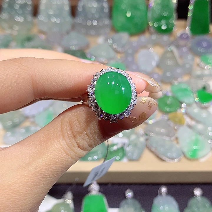 翡翠18K金镶嵌颈饰蛋