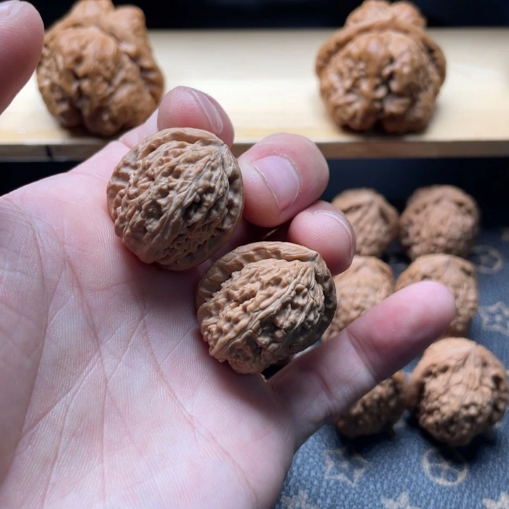 杨***邪核桃白狮子文玩核桃