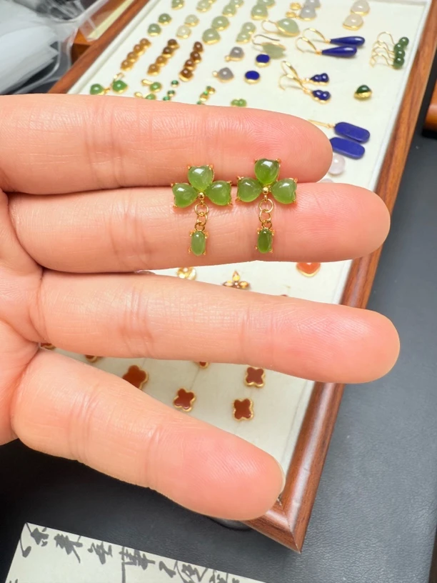 高品质和田玉四叶草耳钉