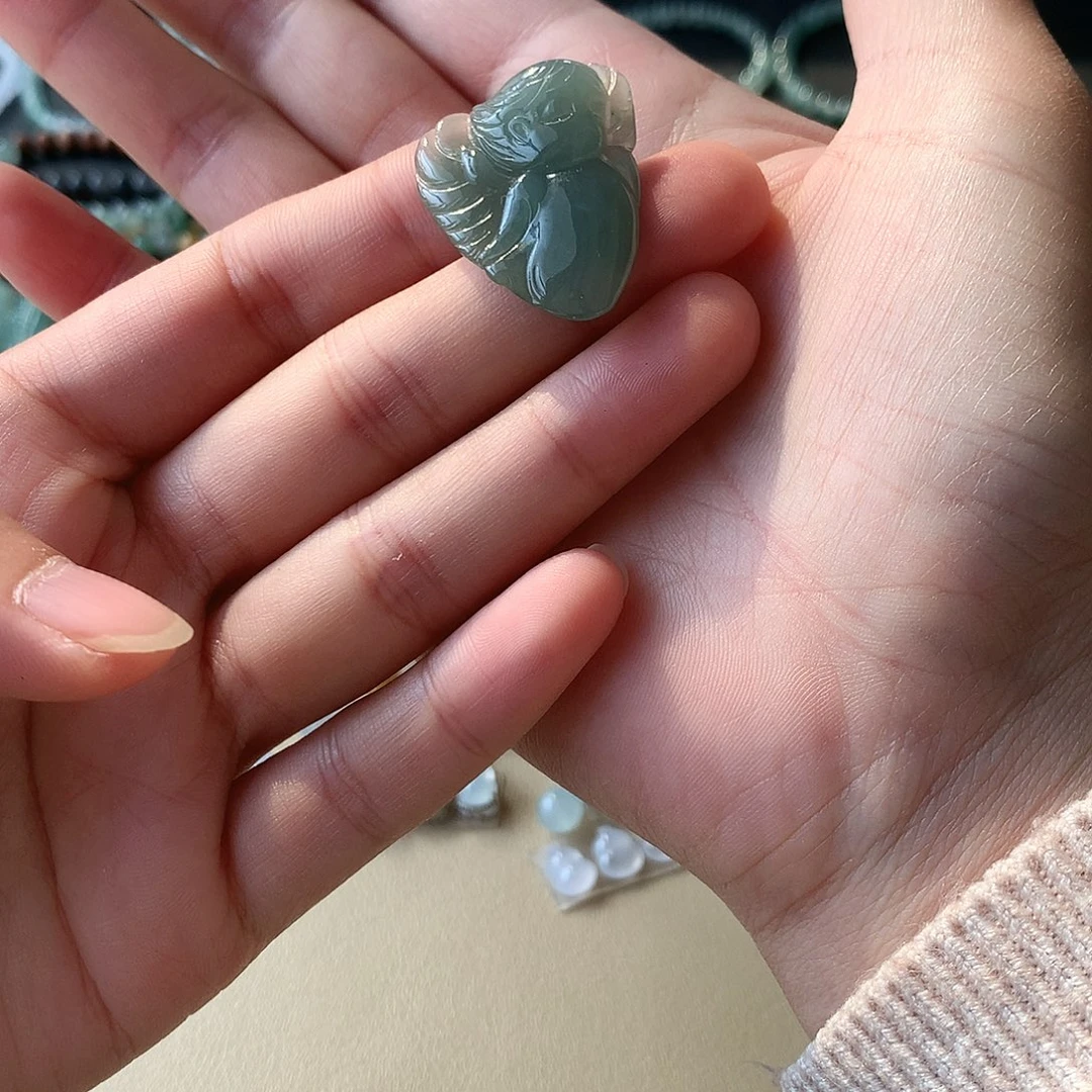 翡翠未镶嵌颈饰天使