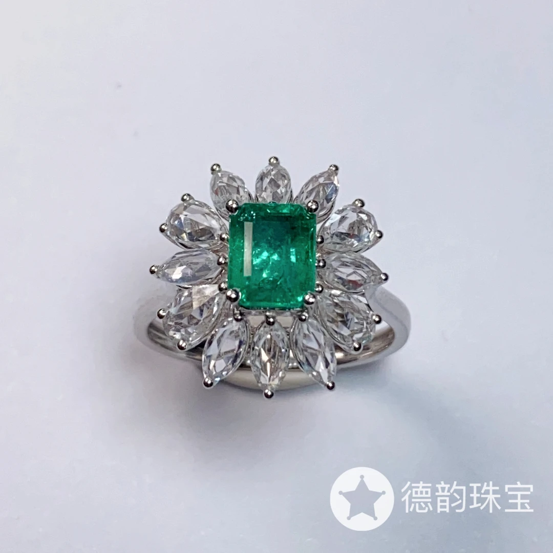 18K金镶嵌祖母绿戒指