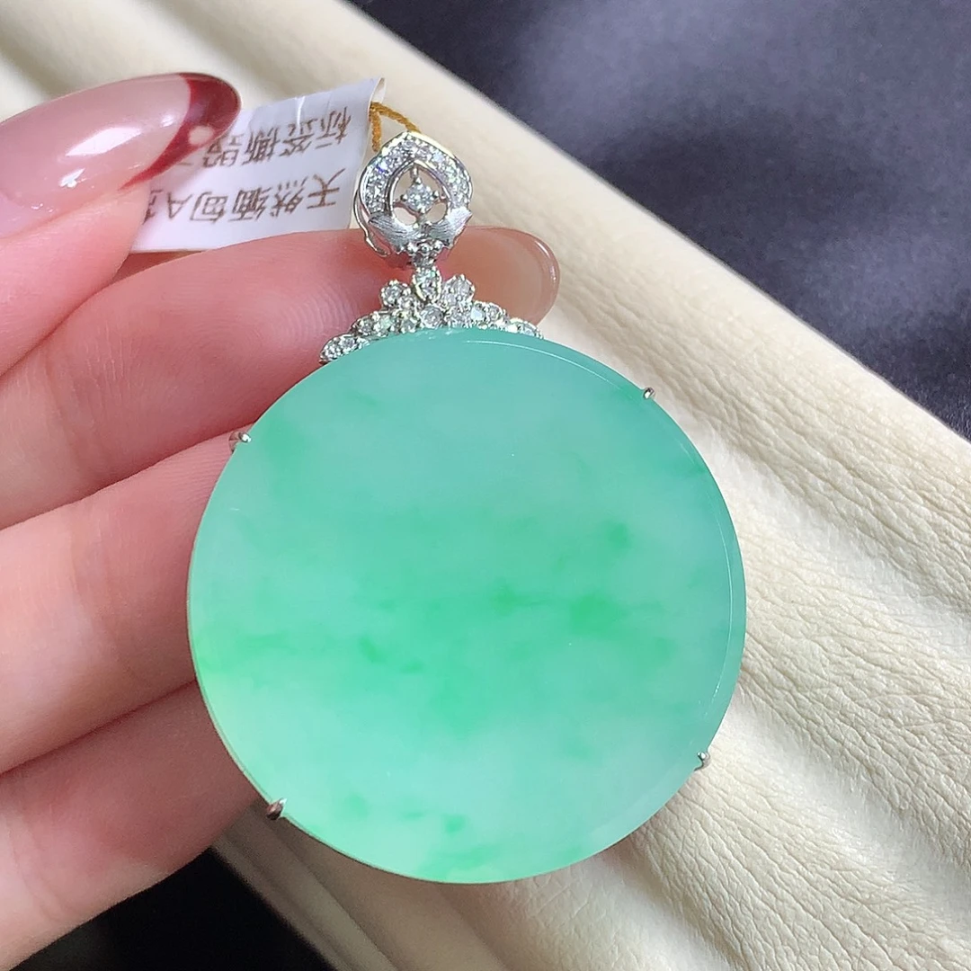 翡翠18K金镶嵌颈饰无事牌