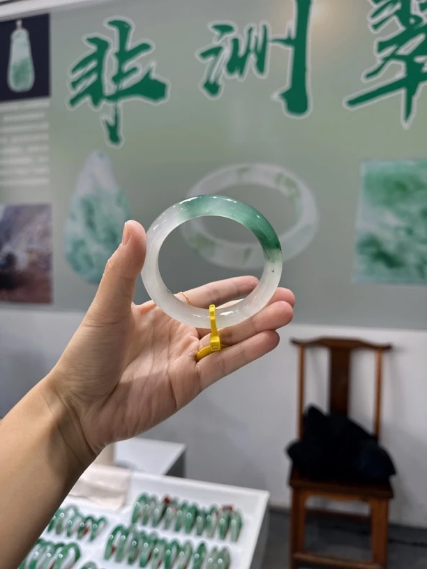 高冰飘花阳绿玉镯天然非洲翠手镯冰透绿色古风女士飘绿平安镯