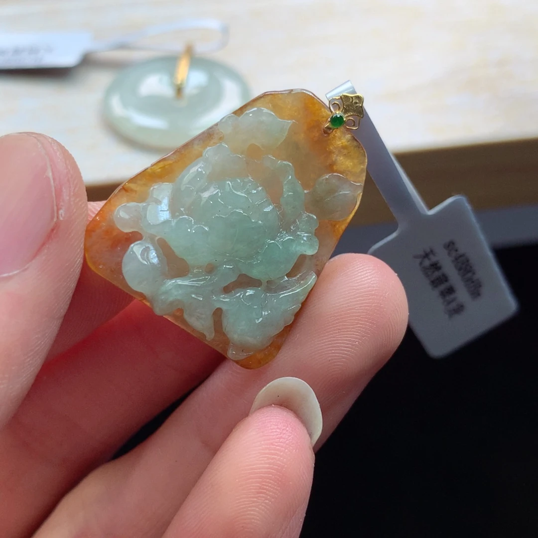 翡翠18K金镶嵌颈饰吊坠