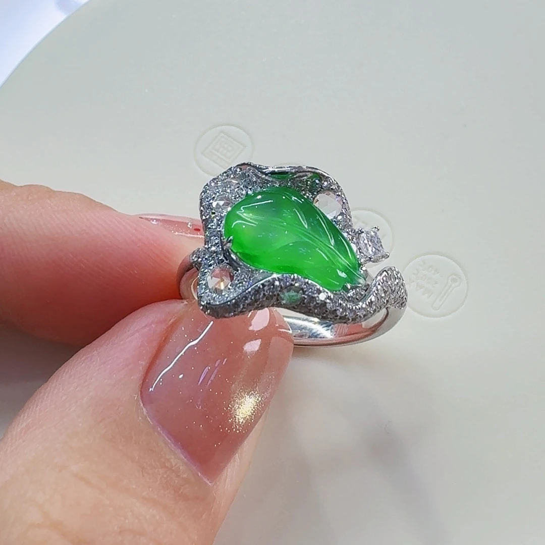 翡翠颈饰18K金镶嵌戒指