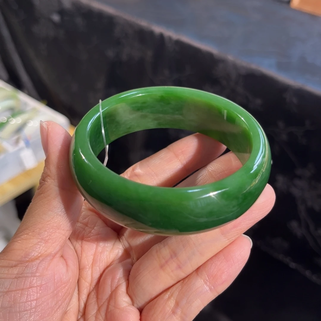和田玉未镶嵌手镯   「俄碧 辣阳绿」
