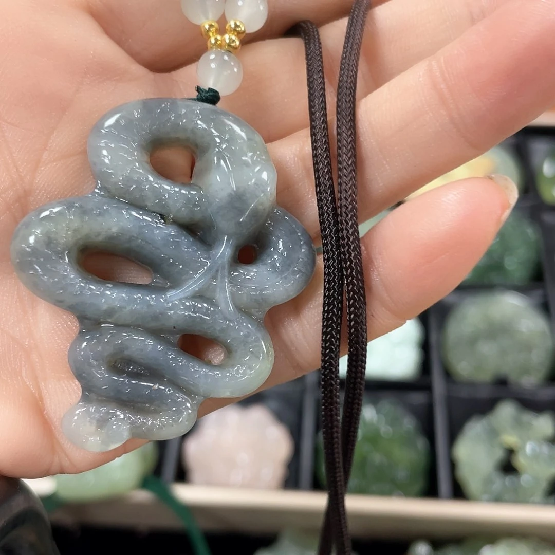 蛇纹石玉颈饰未镶嵌