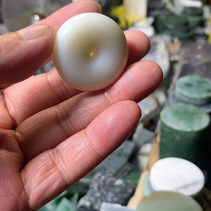 颈饰未镶嵌和田玉（糖玉）