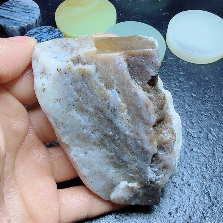 和田玉（糖玉）未镶嵌珠宝奇石