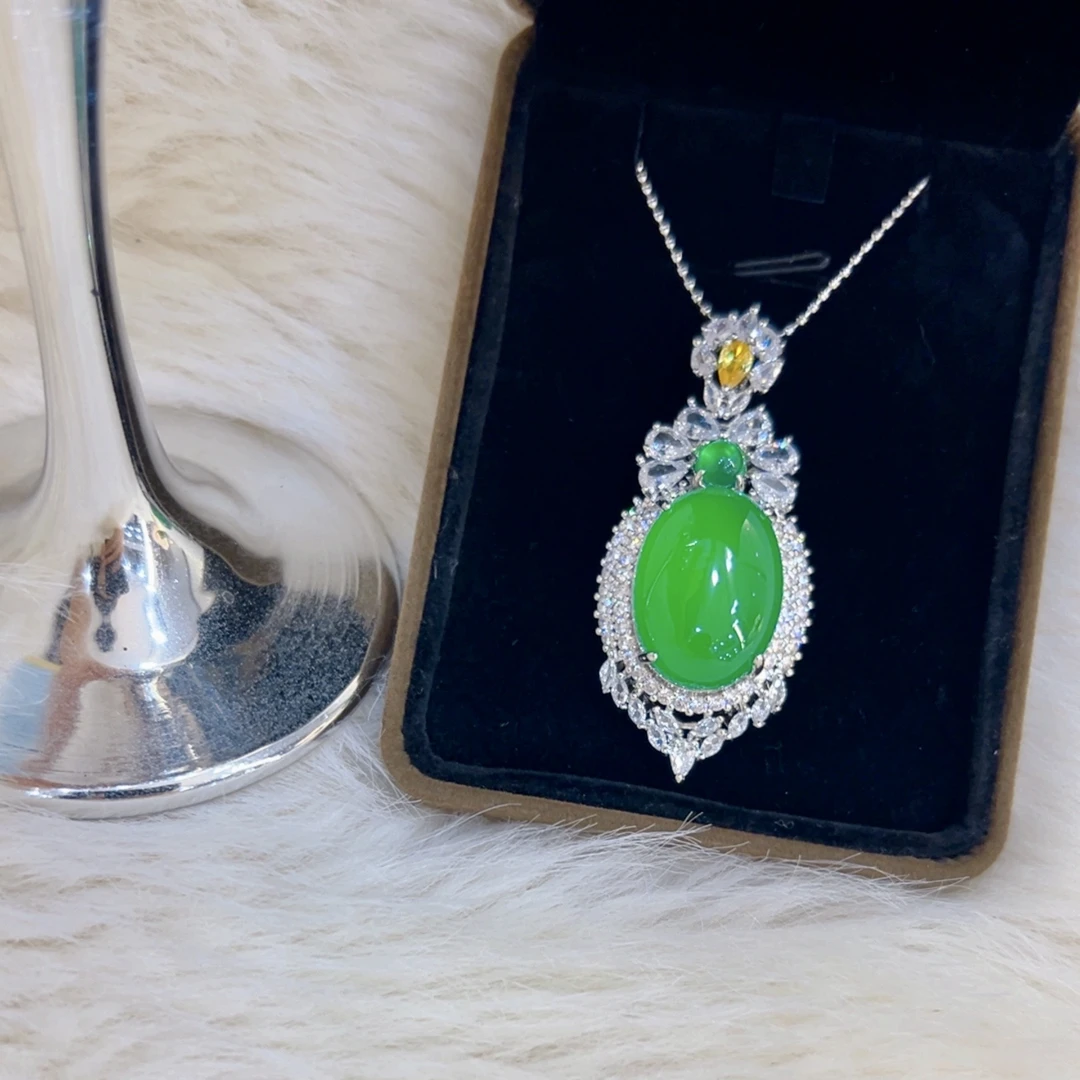 天然玉髓鸽子蛋吊坠