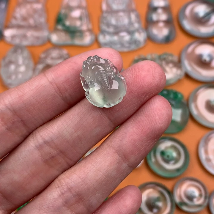 翡翠挂件未镶嵌….