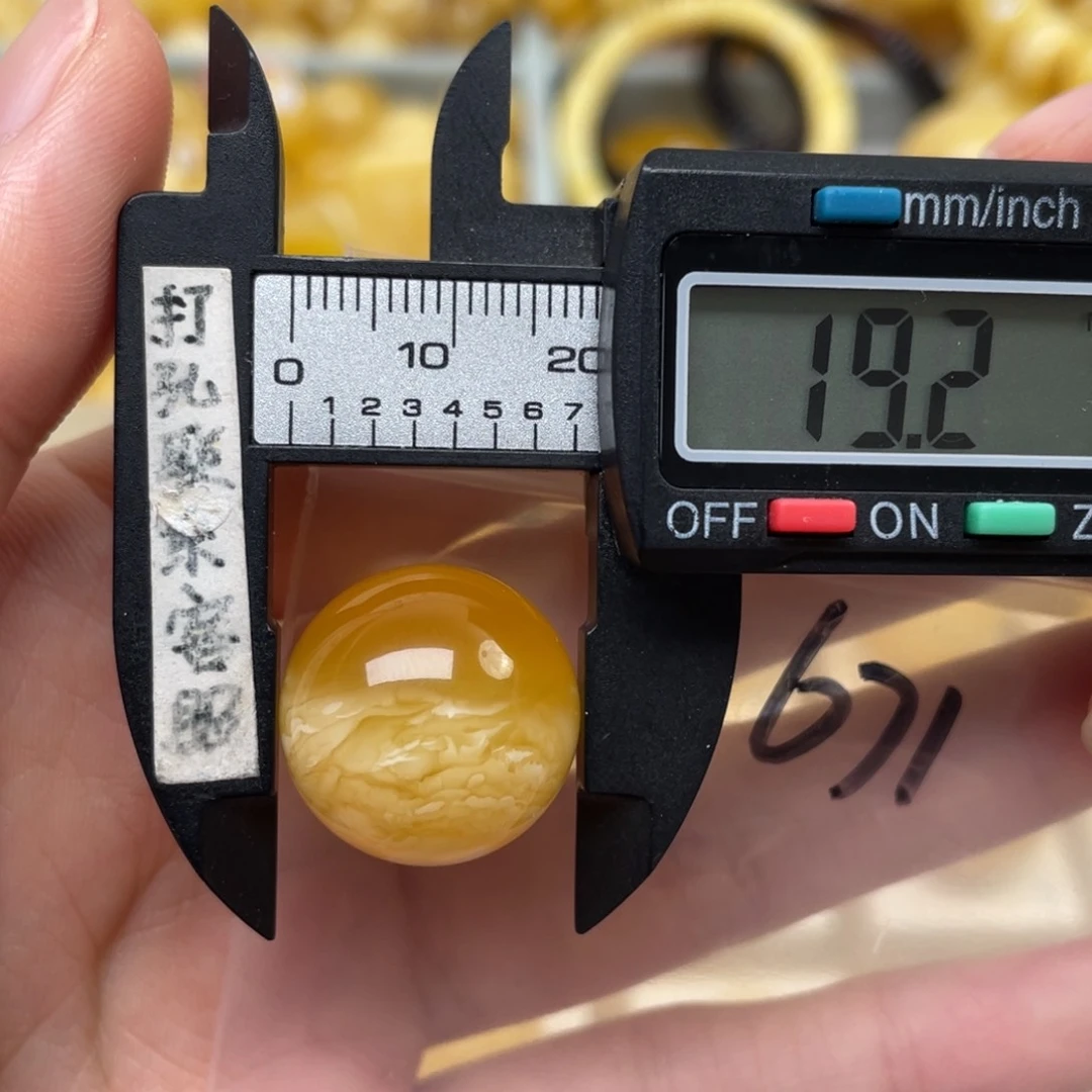 琥珀裸石未镶嵌张*三微瑕