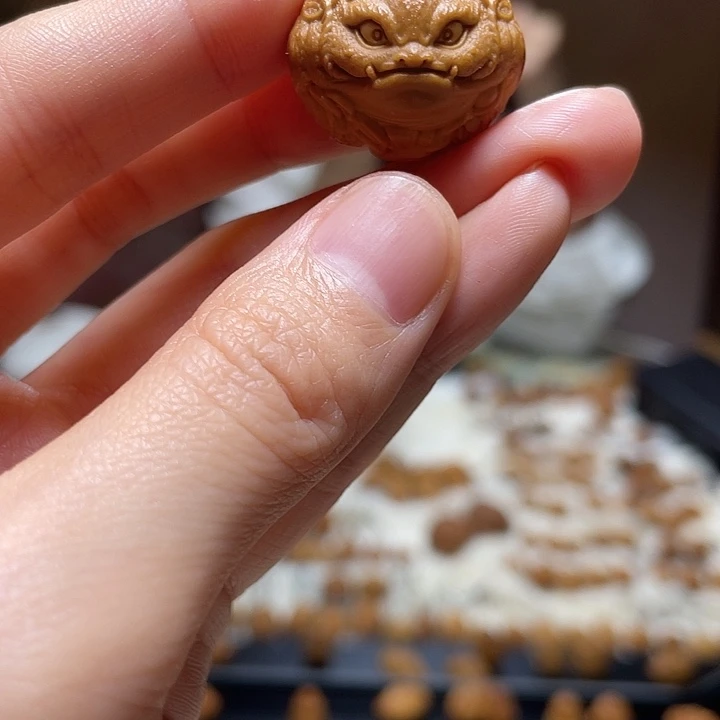 吊坠橄榄核金蟾 三通