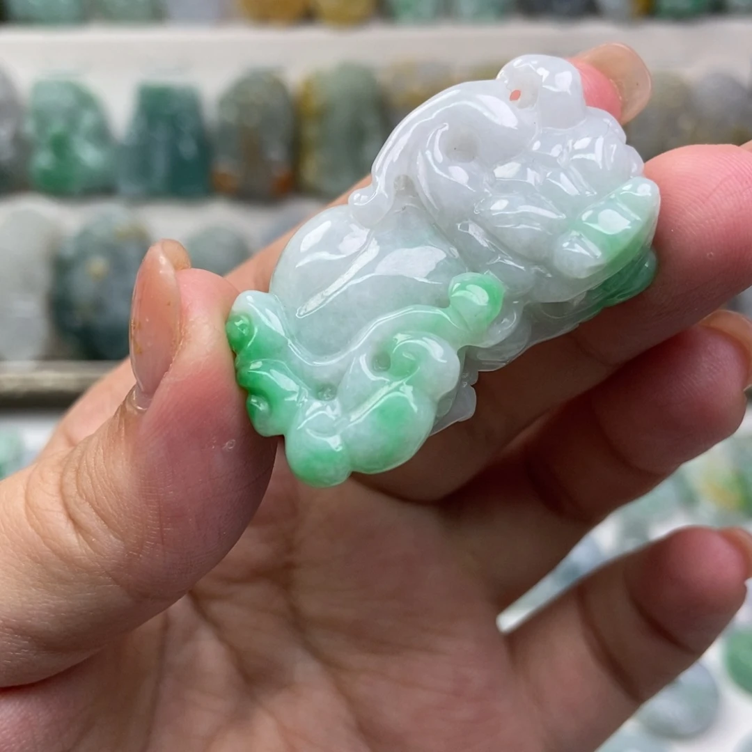 翡翠未镶嵌吊坠(赠链)