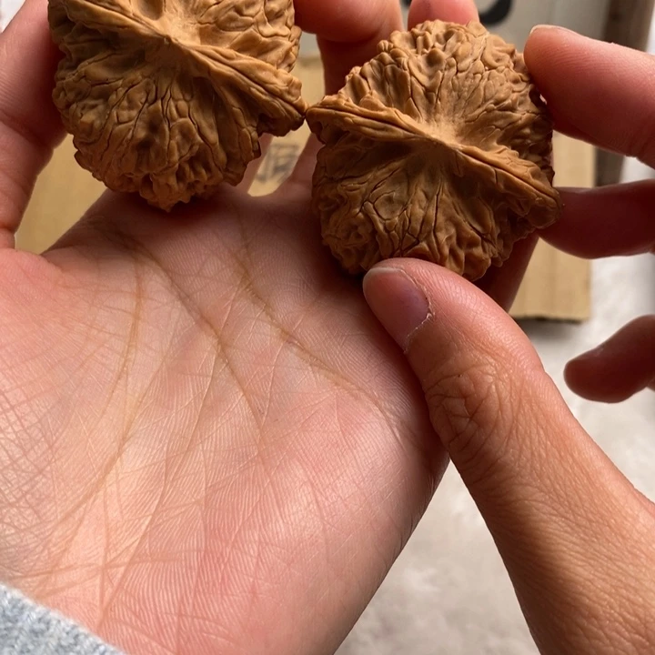 文玩核桃吊坠与**争苹果