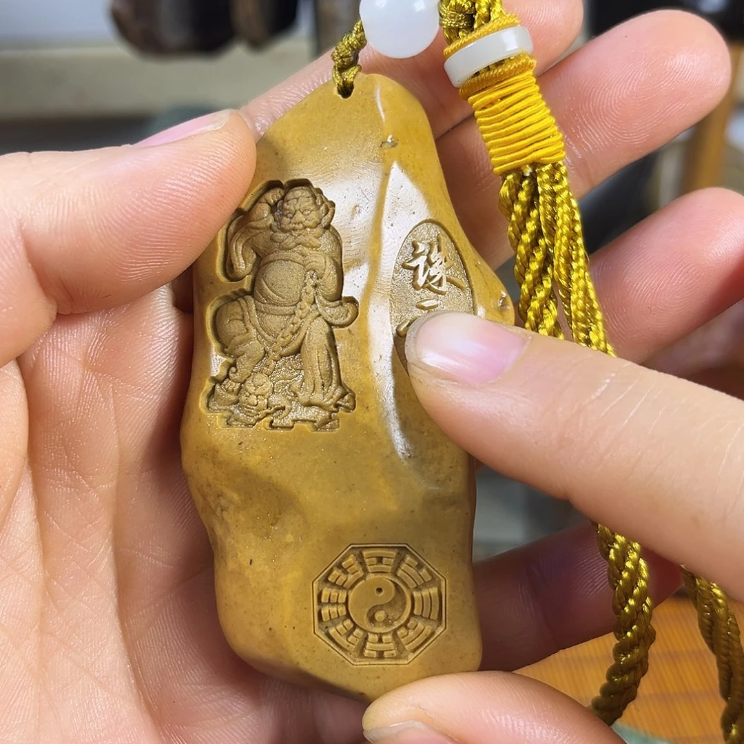 新疆原石雕刻手把件