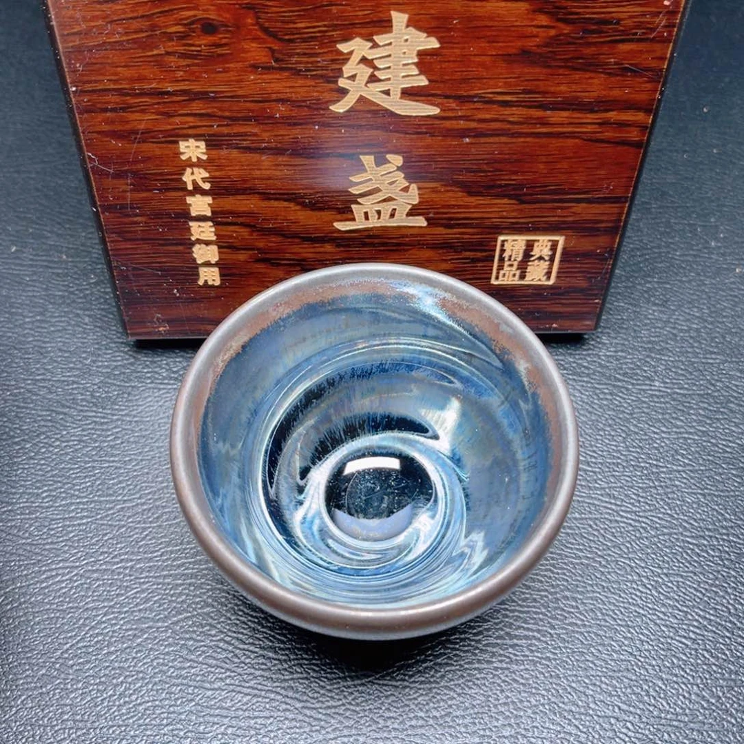 茶盏滴滴答答的声音响