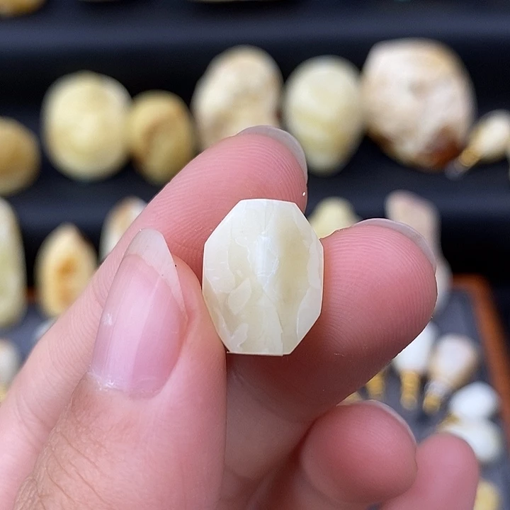 琥珀未镶嵌裸石背云b251