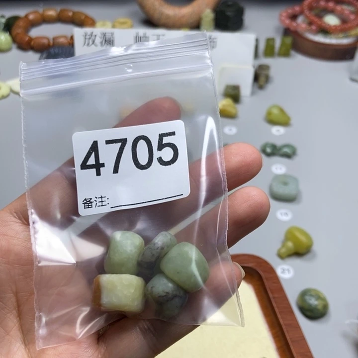 ⁽***⁾未镶嵌蛇纹石玉颈饰