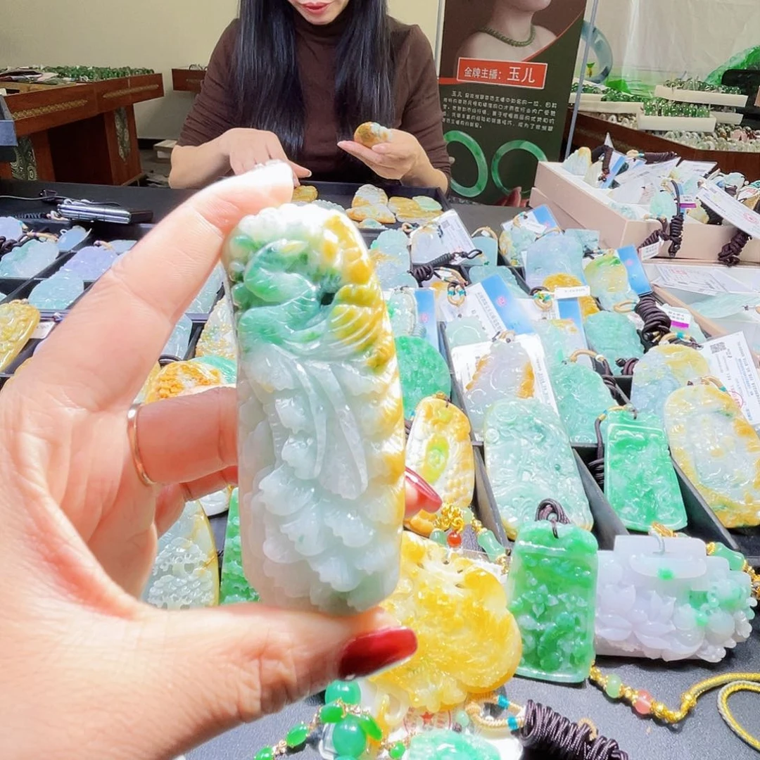 翡翠未镶嵌颈饰一个