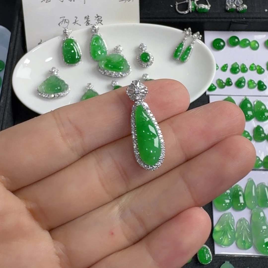 翡翠18K金镶嵌吊坠(不含链)福豆