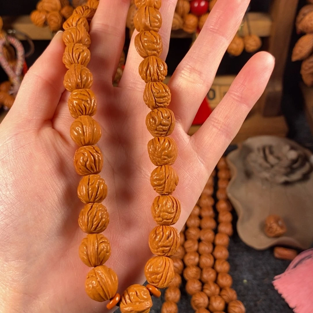 吊坠桃核桃枭手持