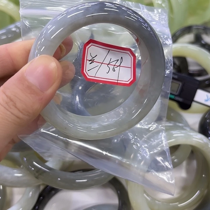 兰***人未镶嵌蛇纹石玉岫玉手镯