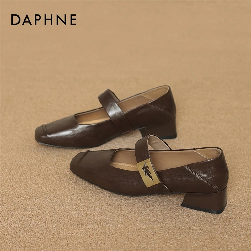 达芙妮时尚气质复古粗跟浅口跟鞋春秋季新款轻职风马衔扣方头单鞋