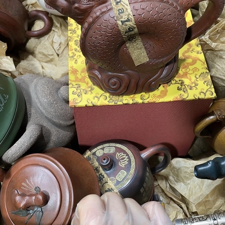 茶壶紫砂原矿泥料，手工制作一把紫砂壶。