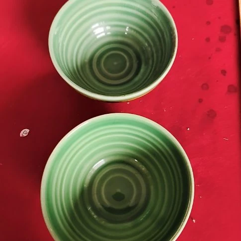 瓷片瓷片，各种摆件，盘，碗，沙锅，均有瑕疵。
