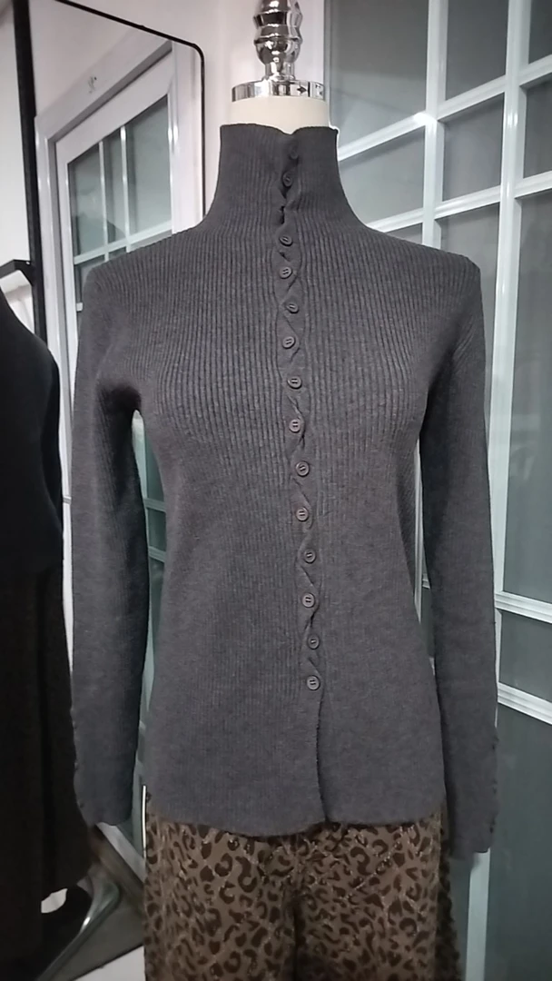 纯色没计感小众修身气质通勤别到时尚不规则纽扣针织衫半高领