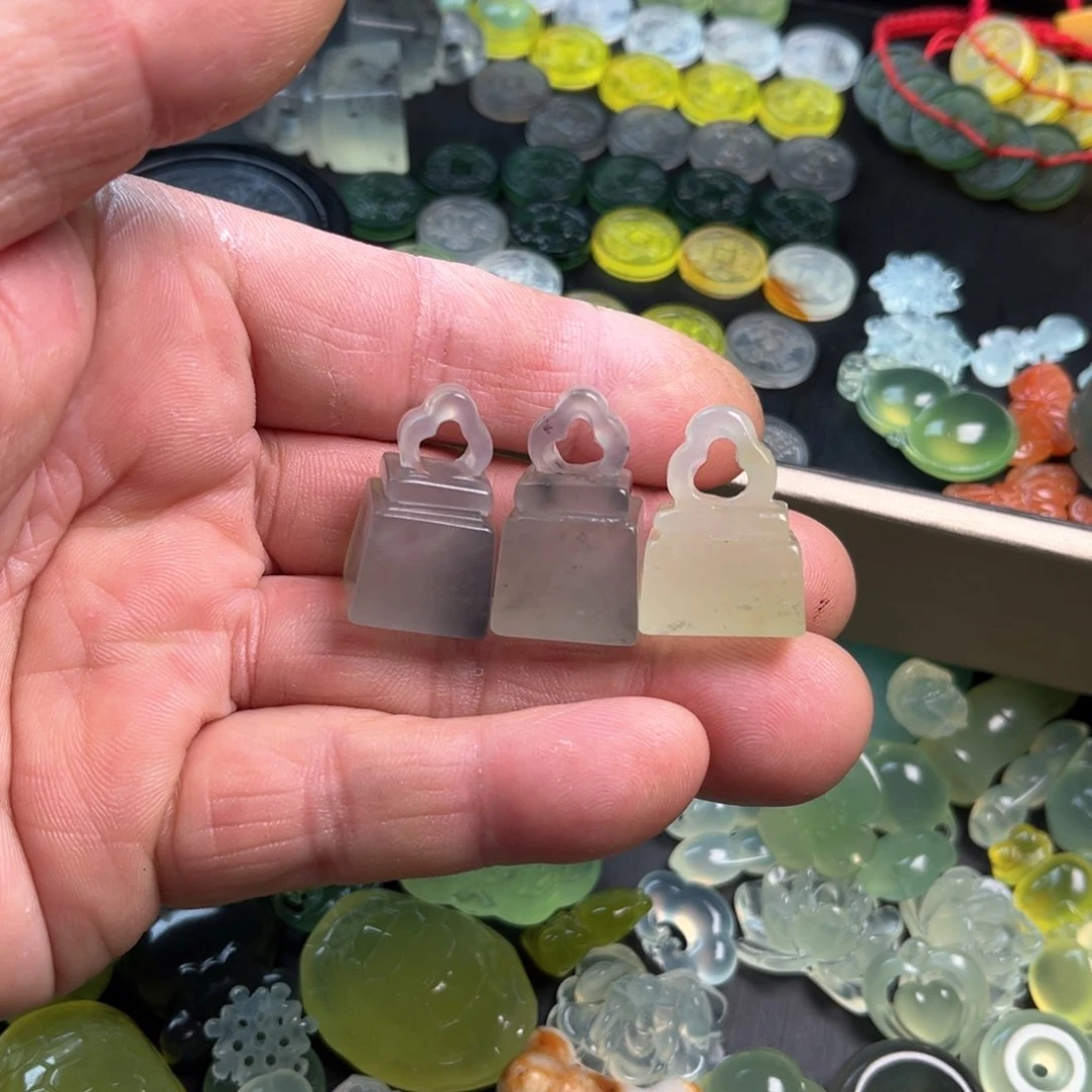 蛇纹石玉原石未镶嵌?****殿