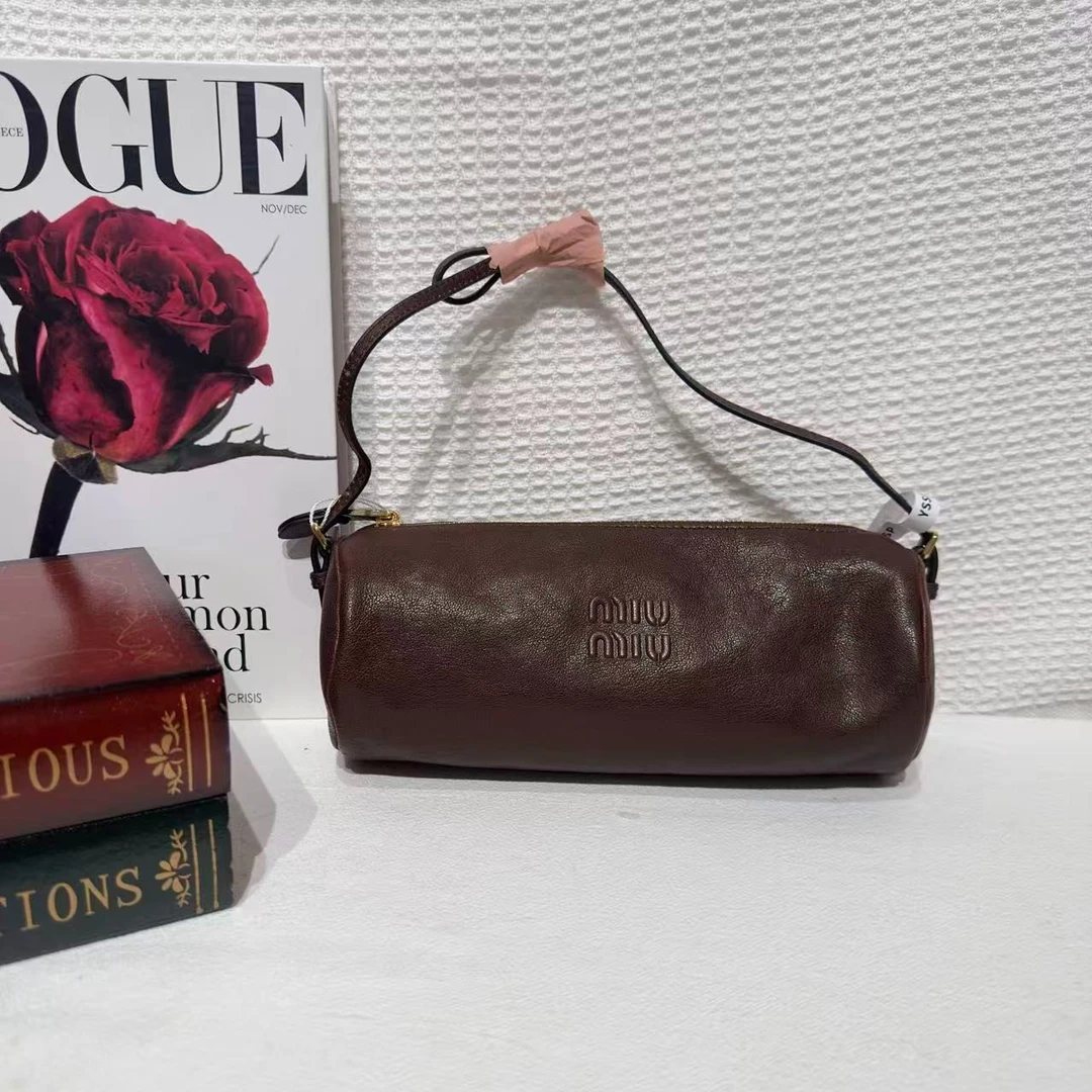 未使用 MIU MIU/缪缪 壹所奢品/笔筒腋下包/石楠木色新款闲置