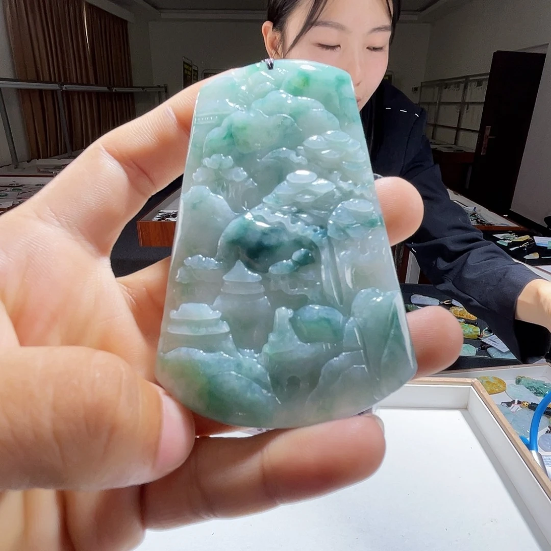 翡翠未镶嵌颈饰一个