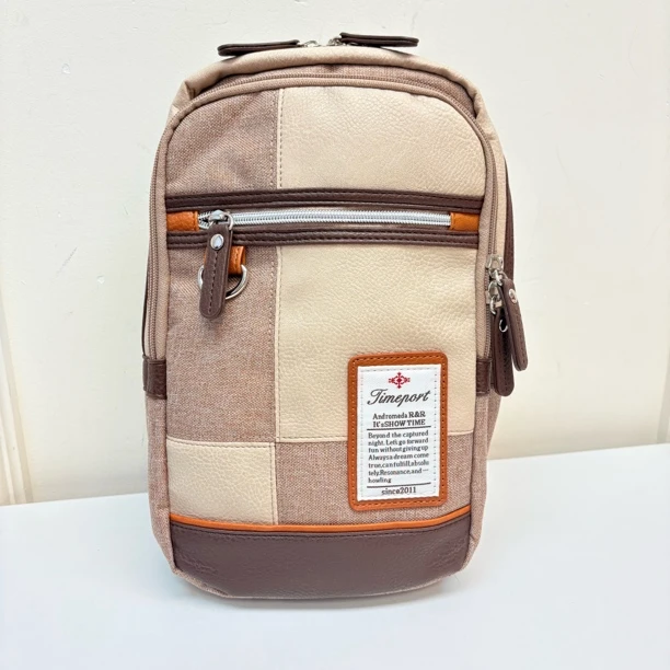 57042微瑕 日版 织物+pu胸包，斜挎包，男女同款，尺寸：29*16*9cm