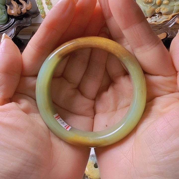 未镶嵌手镯岫岩河磨玉（透闪石质玉）雄*
