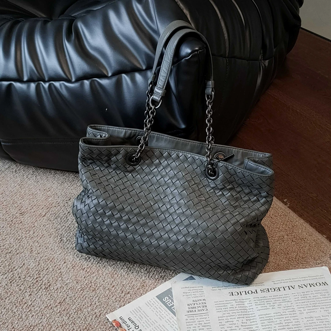 95新 BOTTEGA VENETA/葆蝶家 Azul- 深灰色羊皮编织托特包40608