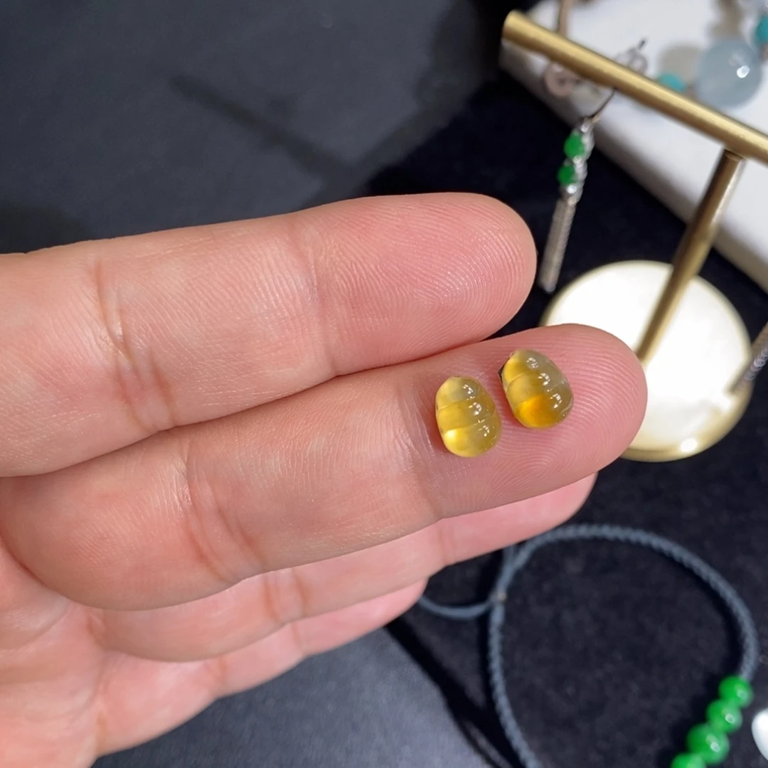 翡翠裸石高冰黄翡福豆