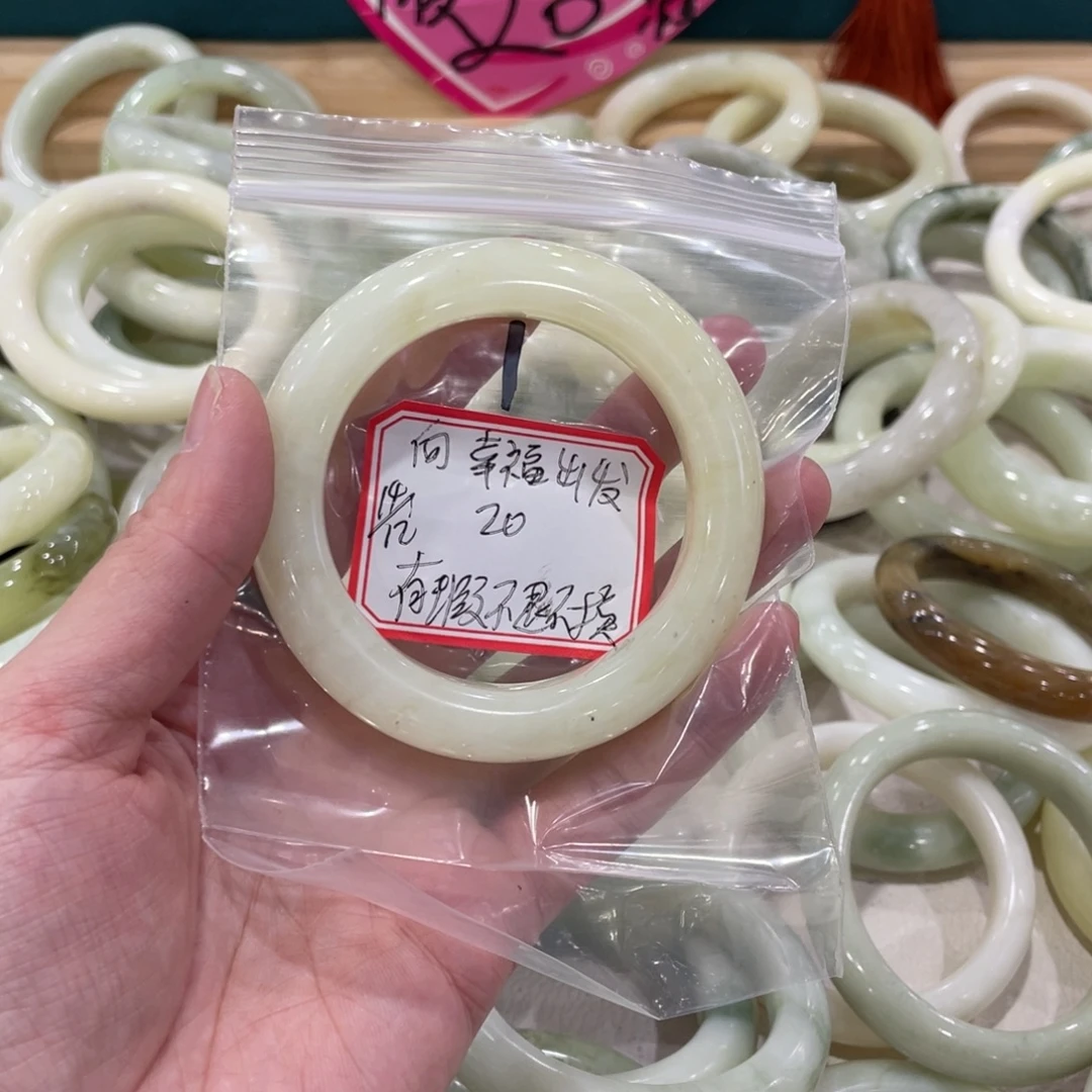 向***发蛇纹石玉未镶嵌手镯