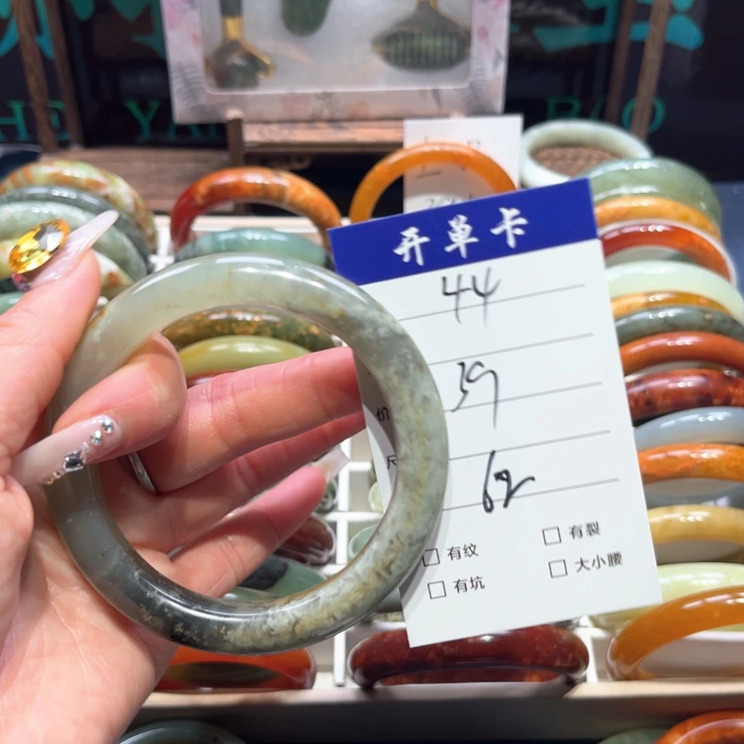 蛇纹石玉未镶嵌手镯醉*花