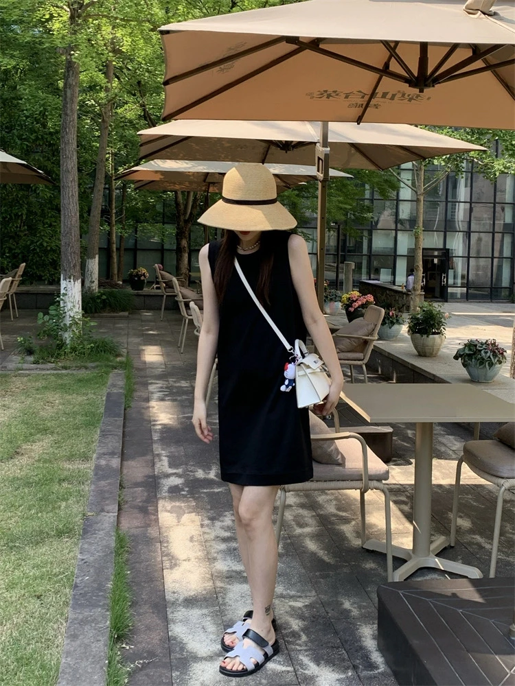 让人心动的赫本风小黑裙～膝盖以上的裙长恰到好处的完善身材比例！