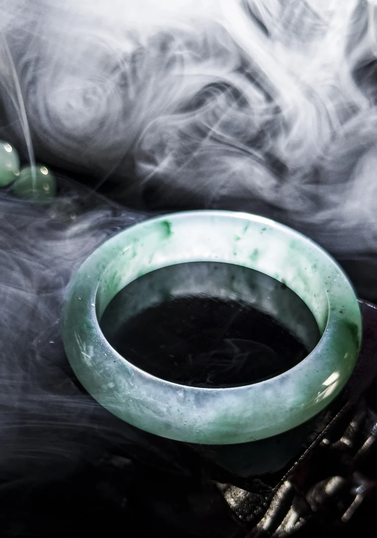 纯天然非洲翠白底飘花宽边手镯F-9