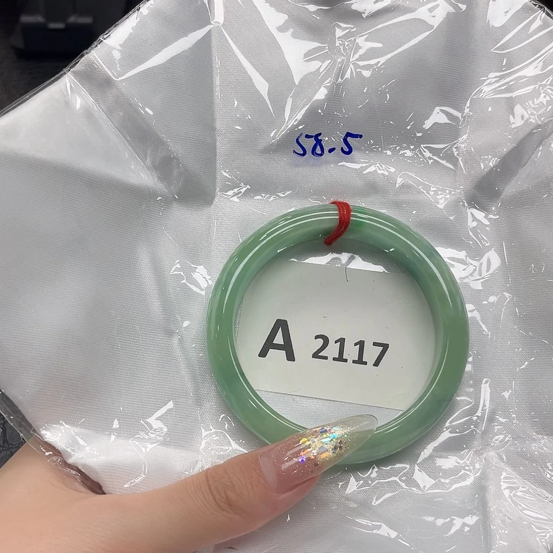 翡翠手镯未镶嵌默认瑕疵