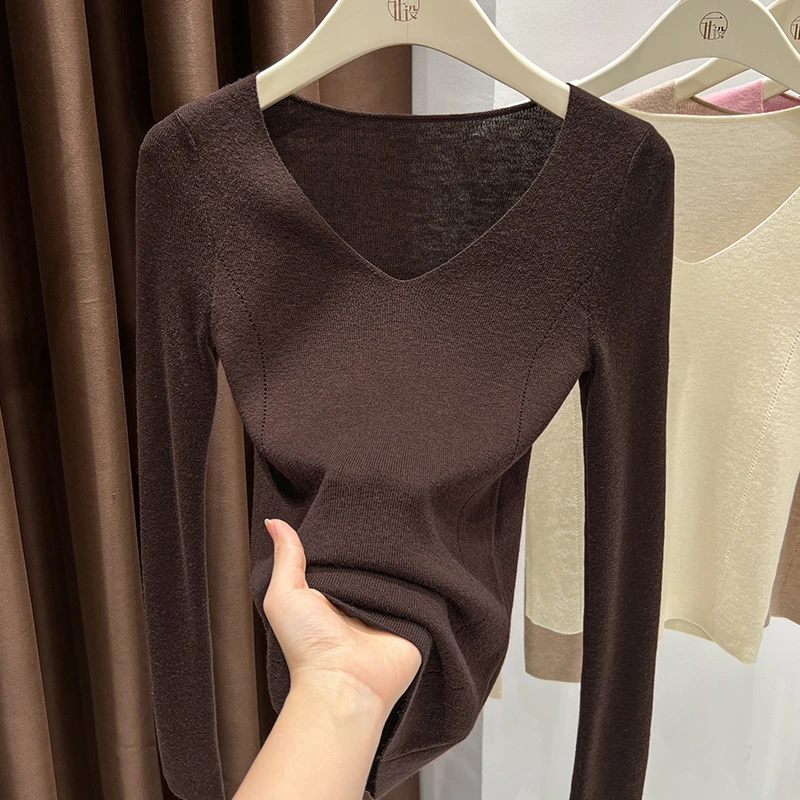 港风复古咖色休闲上衣女2025秋季新款柔软透气V领针织长袖打底衫