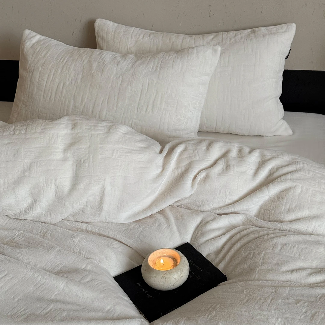 简约现代风牛奶绒四件套立体雕花绒双面珊瑚绒被套加厚保暖床品冬