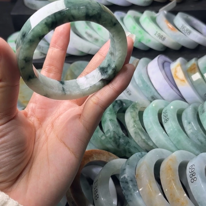 定制翡翠未镶嵌手镯