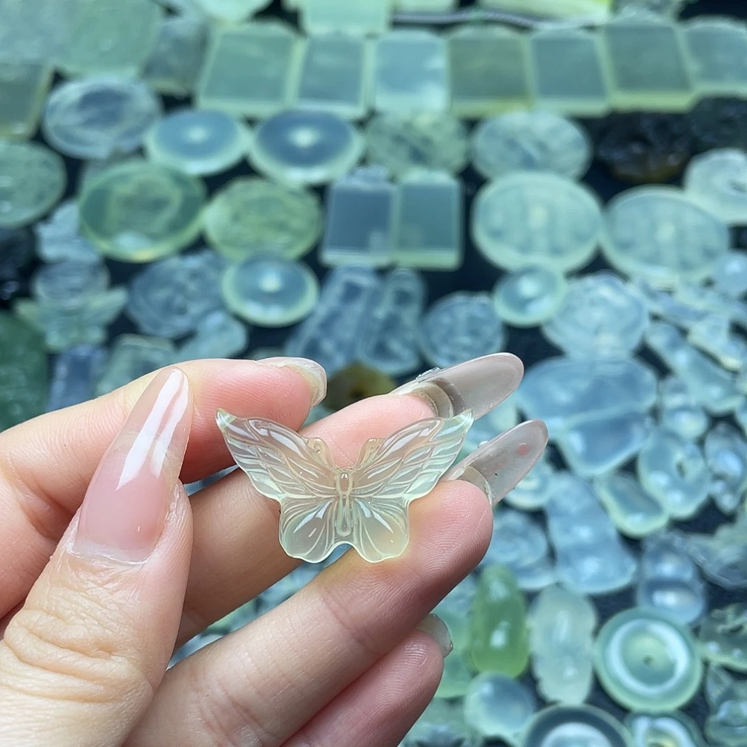 岫玉未镶嵌颈饰蝴蝶