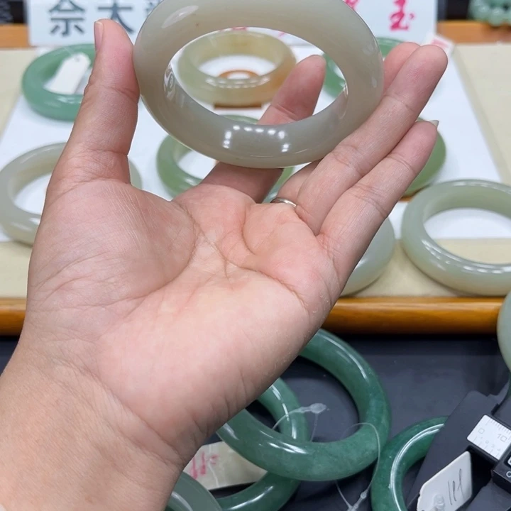 未镶嵌手镯石英质玉S**