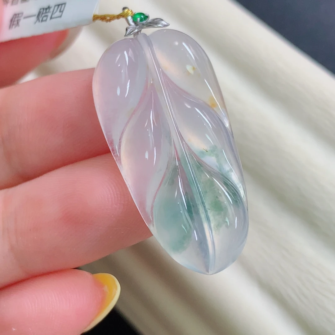 颈饰18K金镶嵌翡翠叶子
