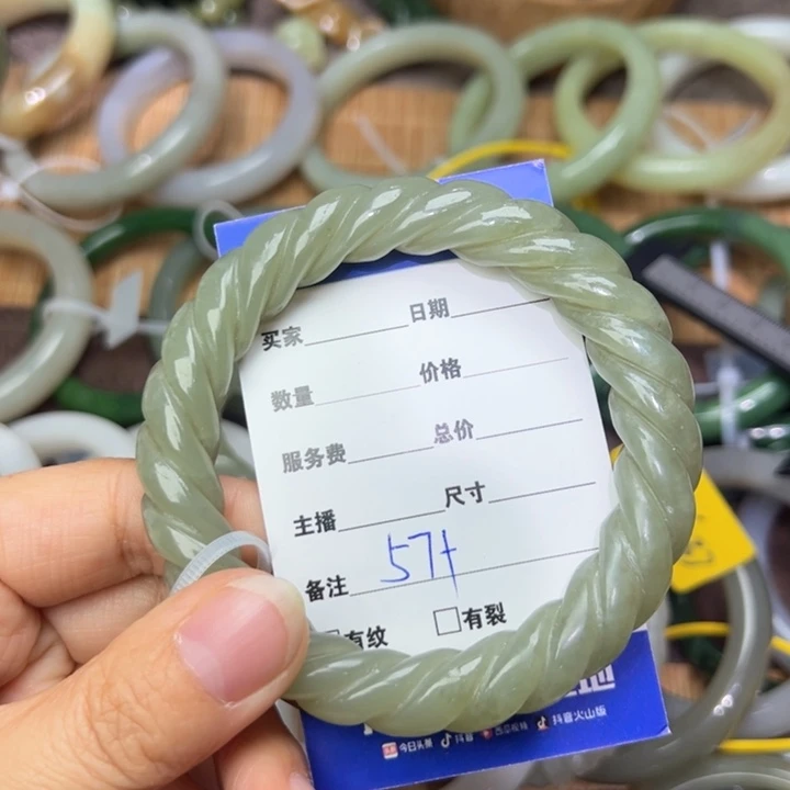 和田玉手镯未镶嵌时***?57